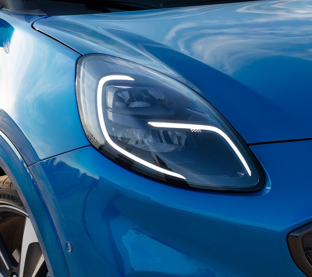 Novo Ford Puma azul  com aproximação da imagem nos faróis