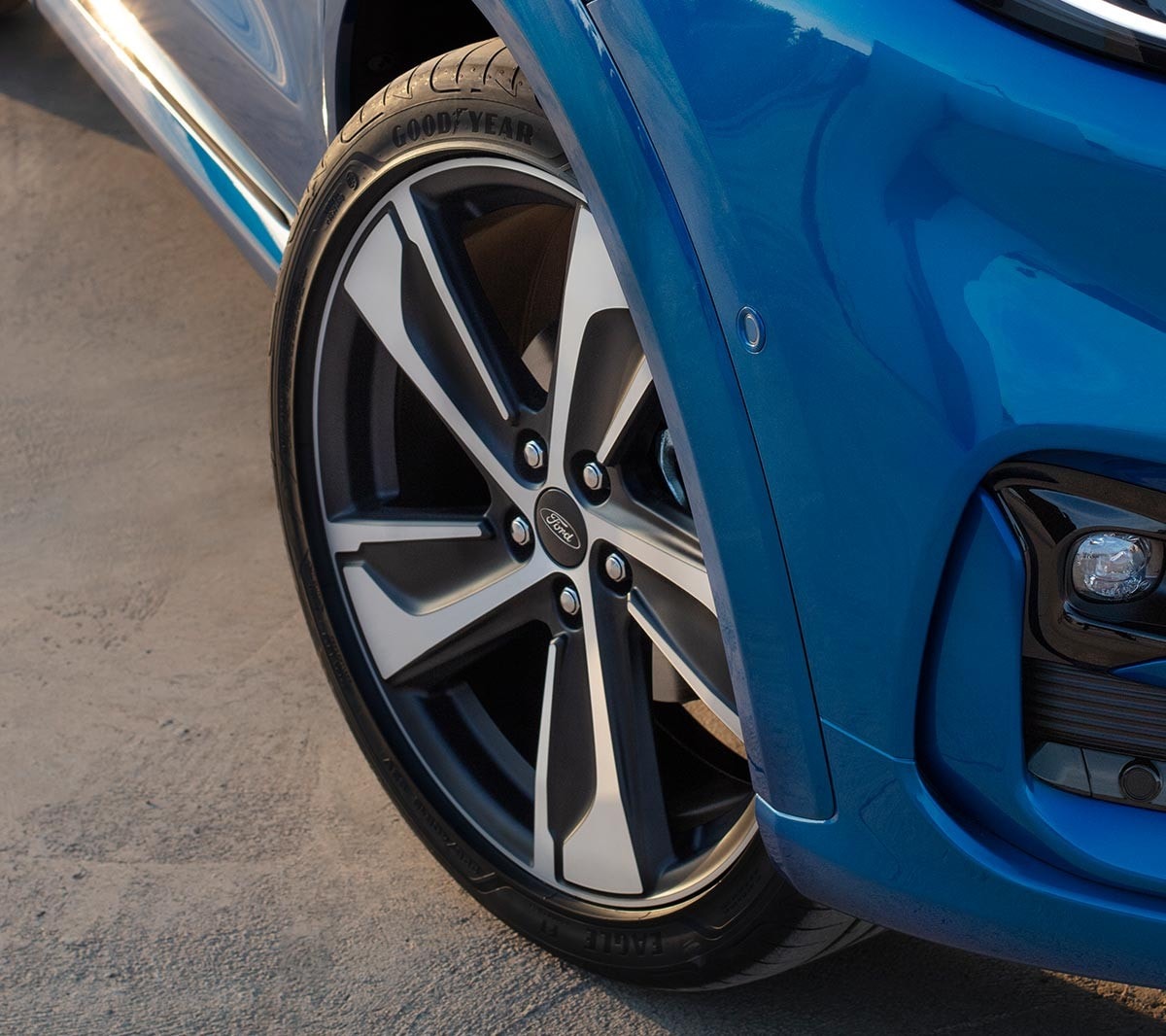 Novo Ford Puma azul  com aproximação da imagem nas rodas