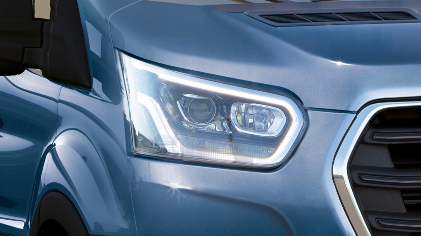 Detalhe das luzes LED do Ford Transit Chassis Cabina
