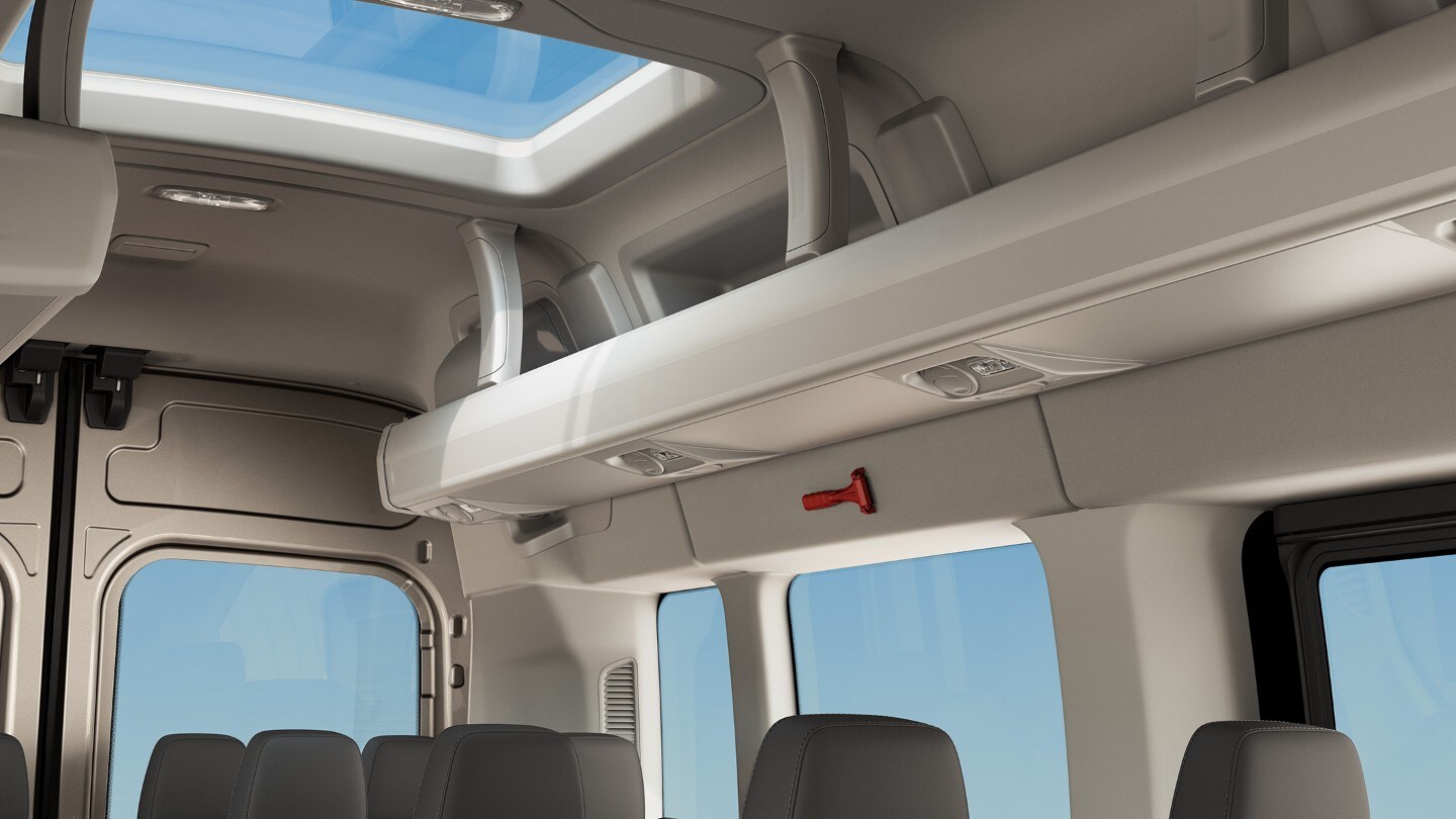 Detalhe dos compartimentos para bagagem superiores do Ford Transit Minibus